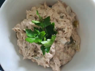 Smeersel met makreel, ui, augurken en mayonaise