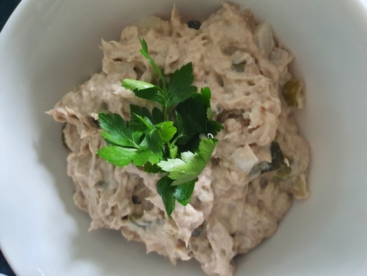 Smeersel met makreel, ui, augurken en mayonaise