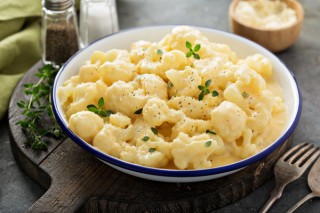 Salade met bloemkool en kaas