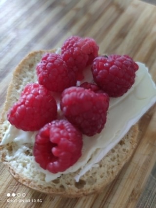 Sandwiches met blauwe kaas en frambozen