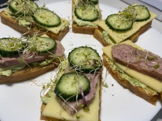 Sandwiches met avocado, ham en kaas