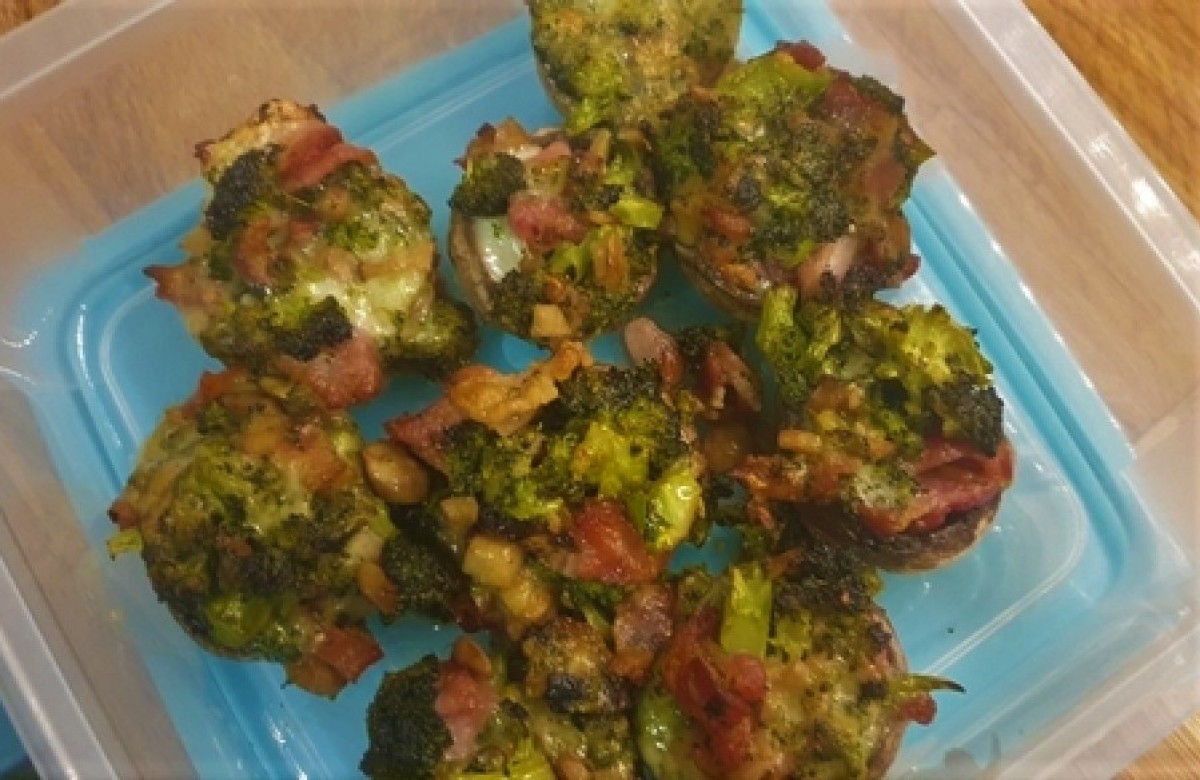Champignons de Paris farcis au bacon, brocoli et fromage