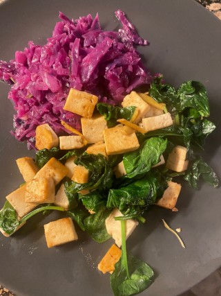 Tofu with red cabbage and spinach