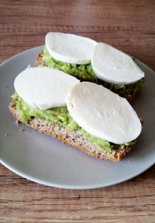 Sandwiches met avocado en mozzarella