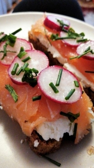 Sandwiches met gerookte zalm, kwark en radijs