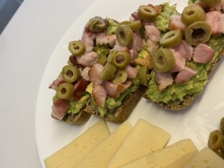 Sandwiches met spek, kaas, avocado en olijven