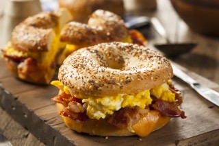 Sandwiches met roerei en spek