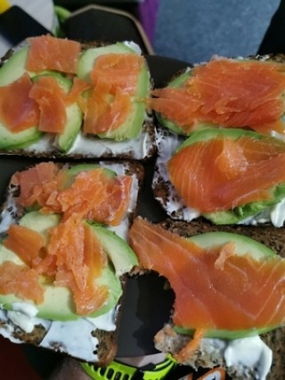 Sandwiches met gerookte zalm, mayonaise en avocado
