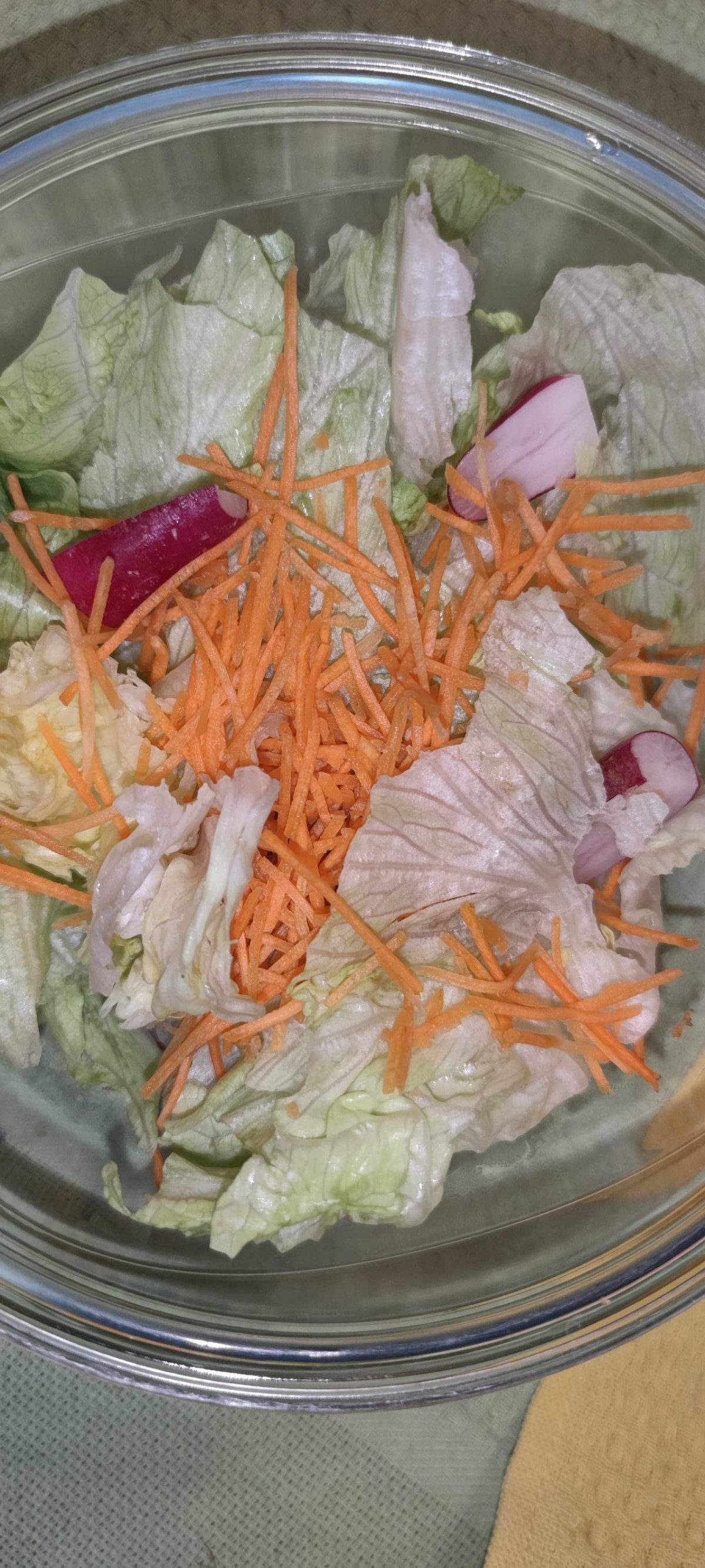Salade maison avec radis rouges et carottes râpées