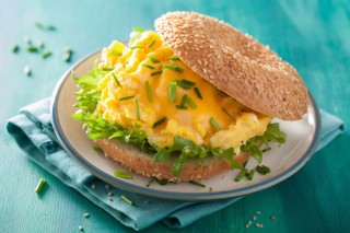 Sandwiches met roerei en bieslook