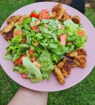 Kipnuggets met salade van tomaat en sla