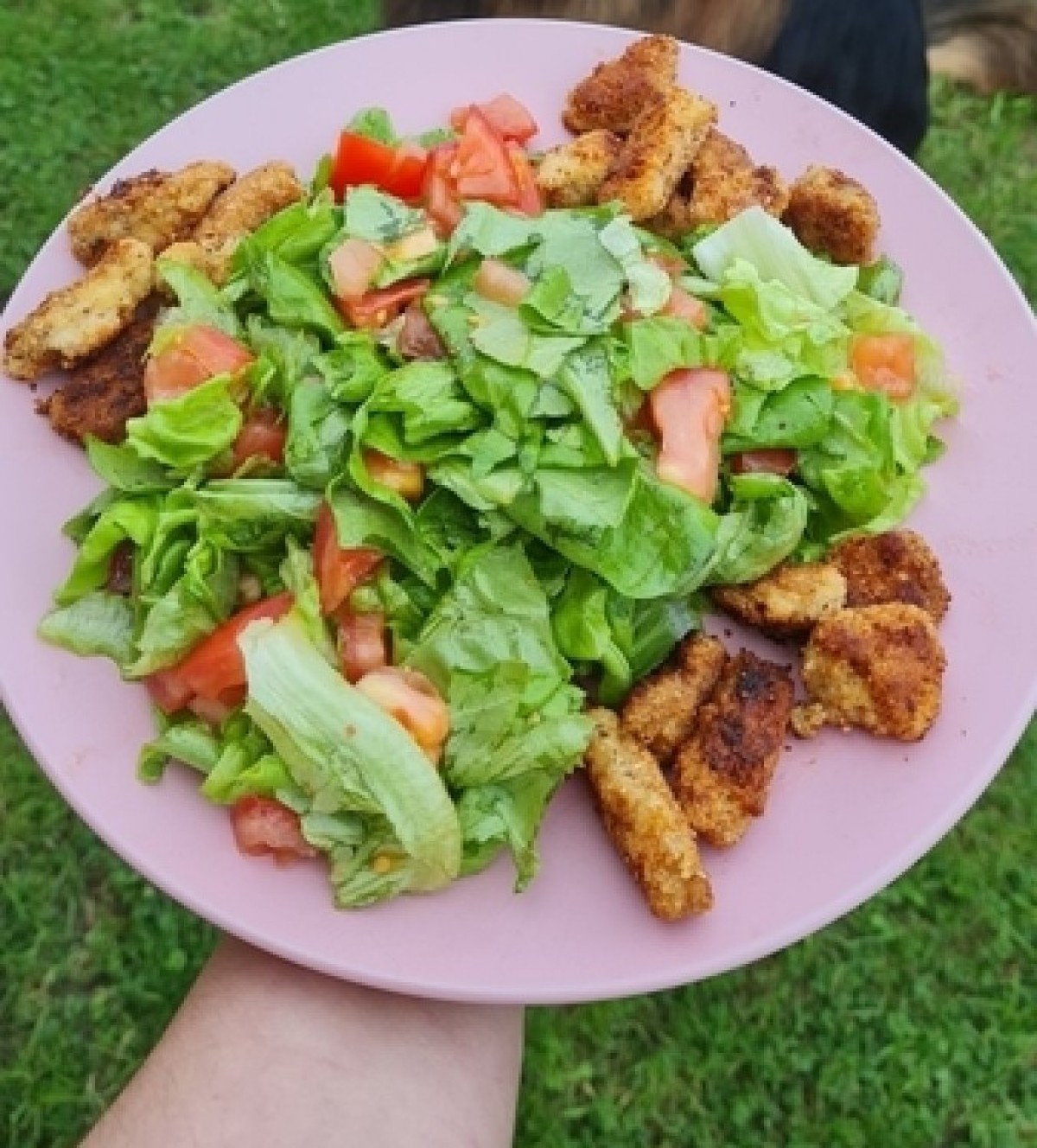 Kipnuggets met salade van tomaat en sla