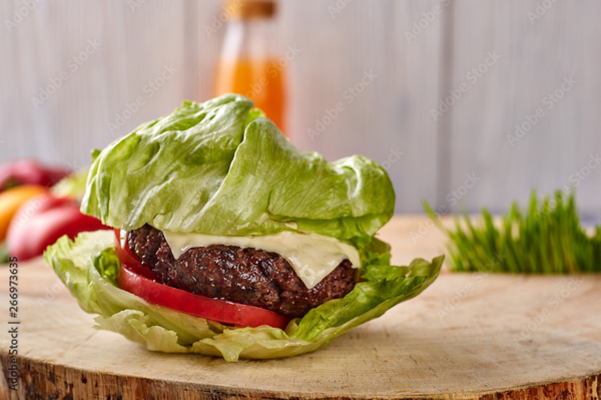 Runderburger met sla, tomaat en spek