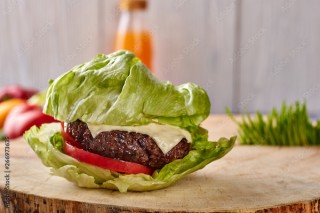 Runderburger met sla, tomaat en spek
