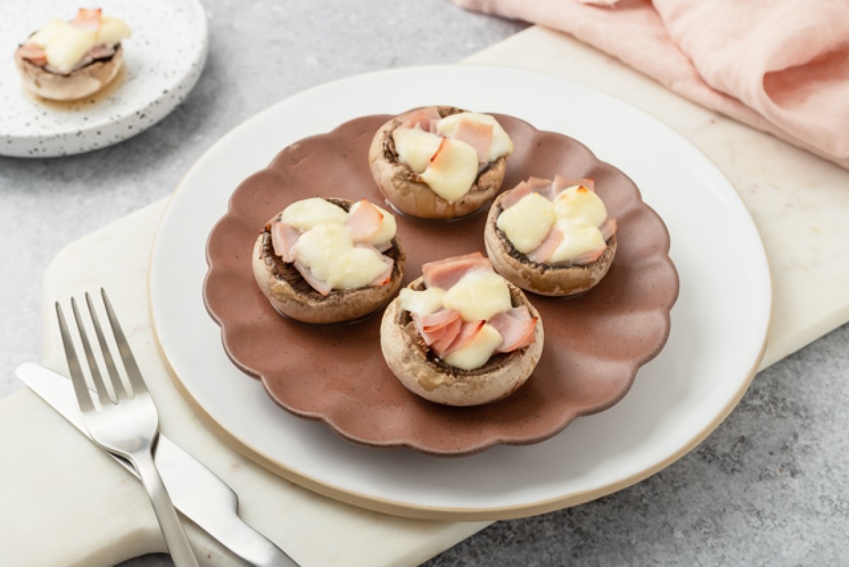 Mushrooms with ham and mozzarella