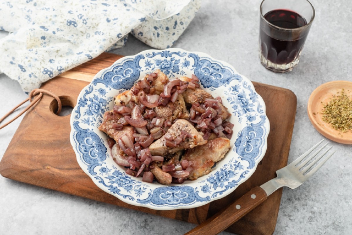 Pork cutlets in wine sauce