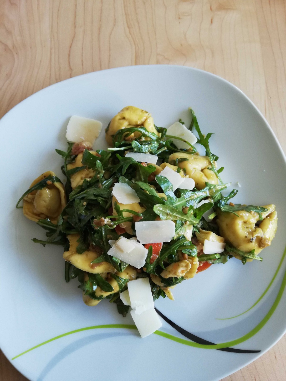 Tortellini Salat mit Rucola, Parmaschinken, Pesto