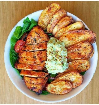 Poulet épicé, salade et pdt à four