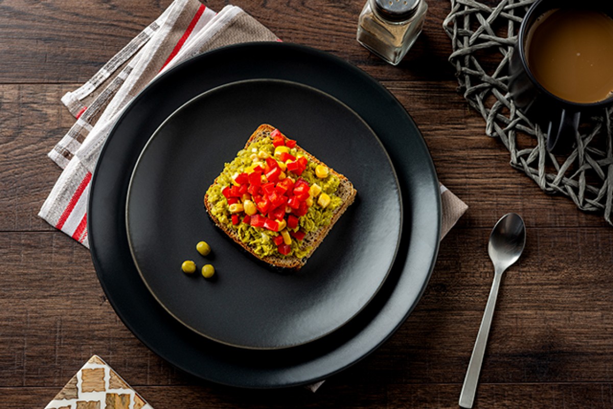 Sandwich mit grüner Erbsenpaste, Paprika und Mais