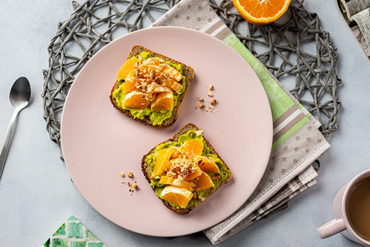 Süße Sandwiches mit Avocado und Orange