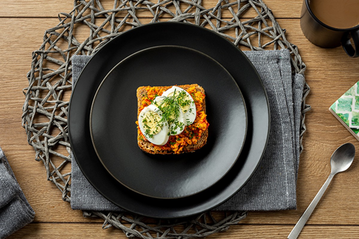 Sandwiches mit Linsen-Paprikapaste, Ei und Dill