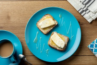 Mit Hüttenkäse und Honig belegte Sandwiches