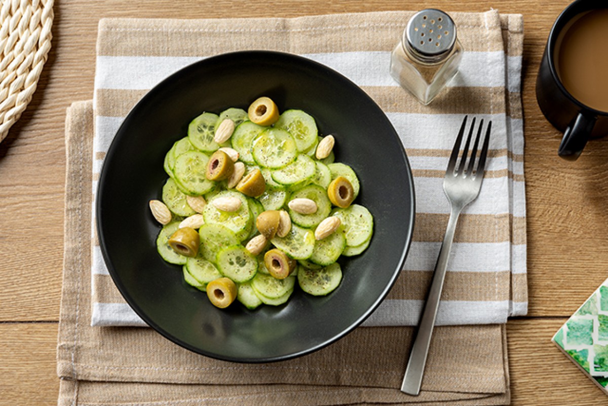 Oliven-Gurken-Salat mit Brot