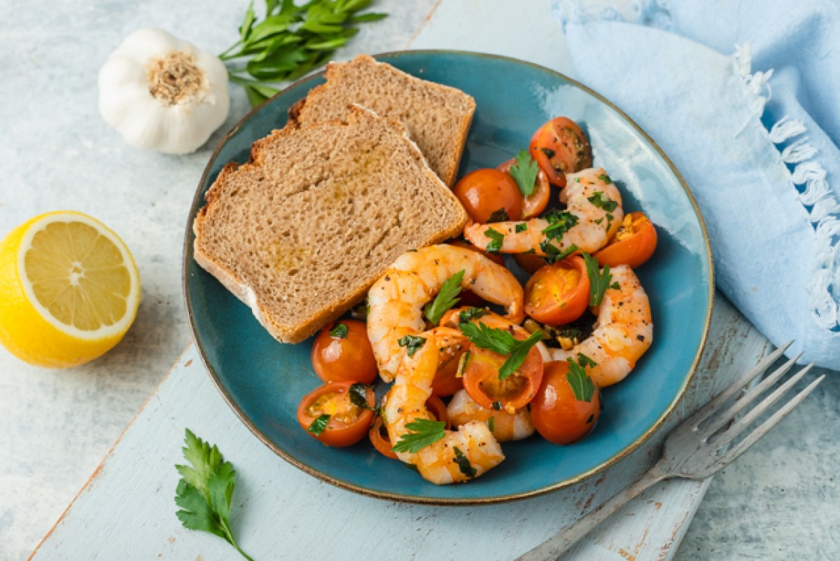 Shrimps with cocktail tomatoes and toast