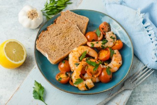 Shrimps with cocktail tomatoes and toast