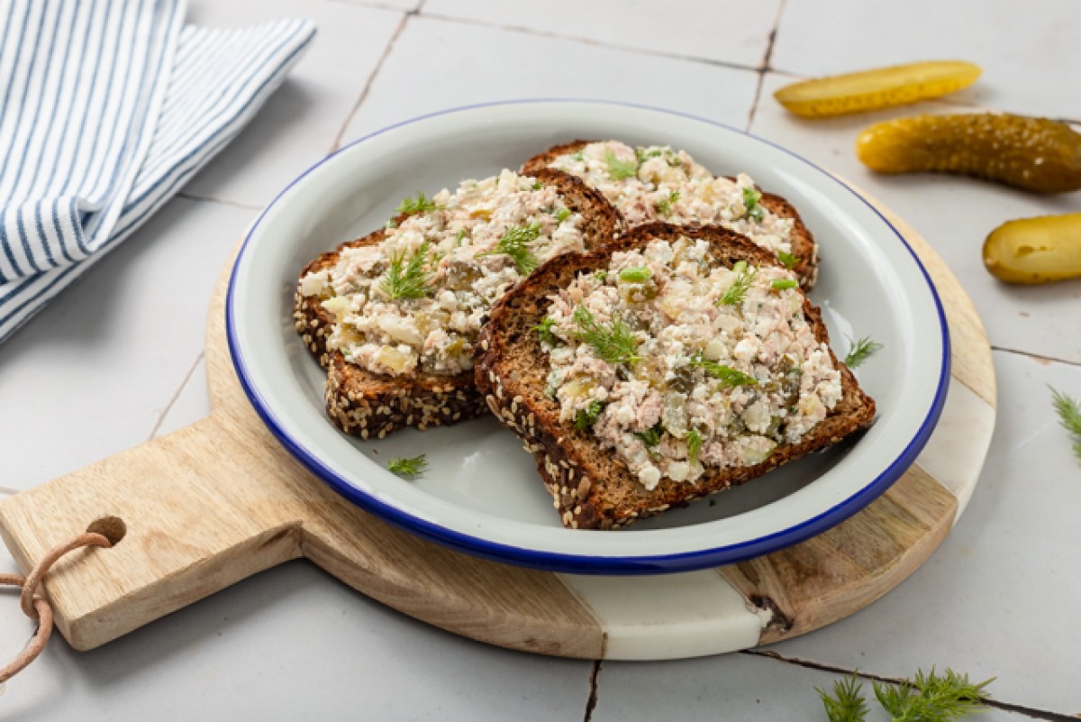 Sandwiches mit Käse-Fisch-Paste