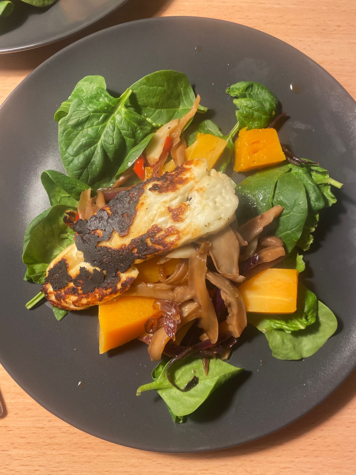 Halloumi in teriyaki with spinach