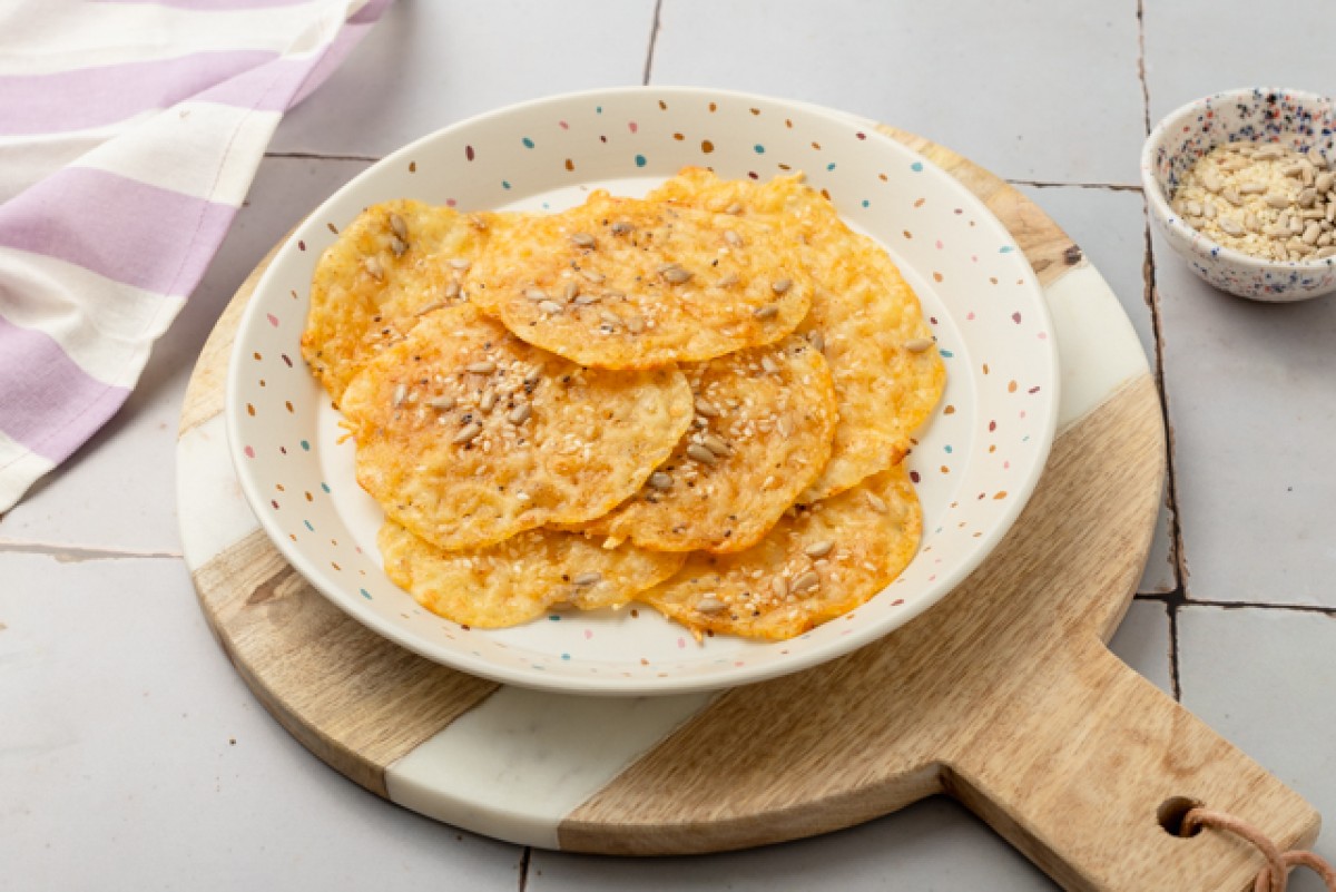 Cracker mit Mozzarella und Gouda-Käse