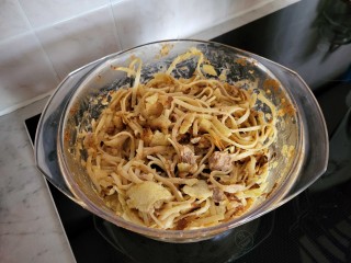 Linguine mit Pilzsauce Thunfisch Käse Chips