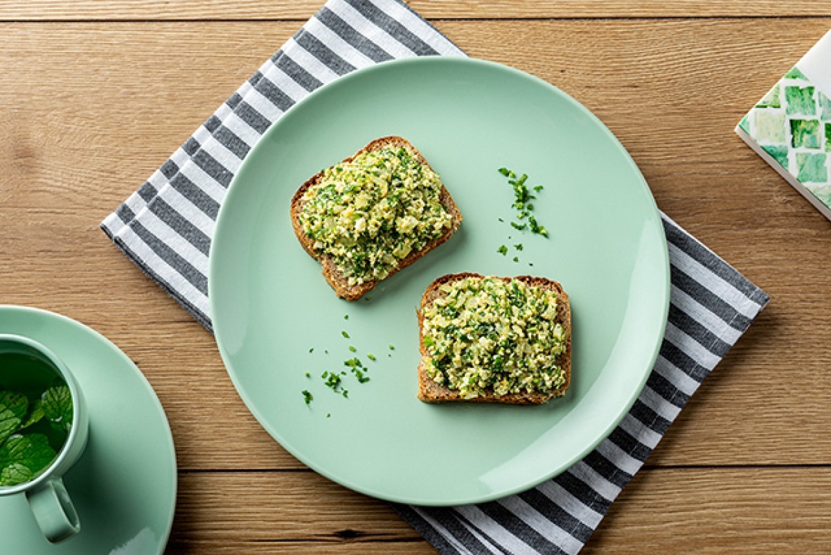 Egg and greens paste sandwich