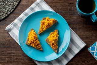 Red lentil and carrot paste sandwich