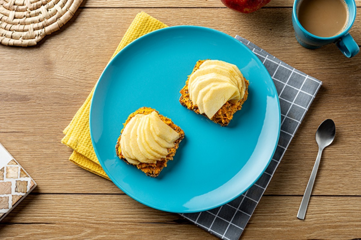 Carrot paste and apple sandwich