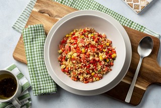 Groats with sweetcorn, peppers and tomato