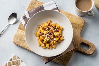 Porridge with apple, raisins and cinnamon