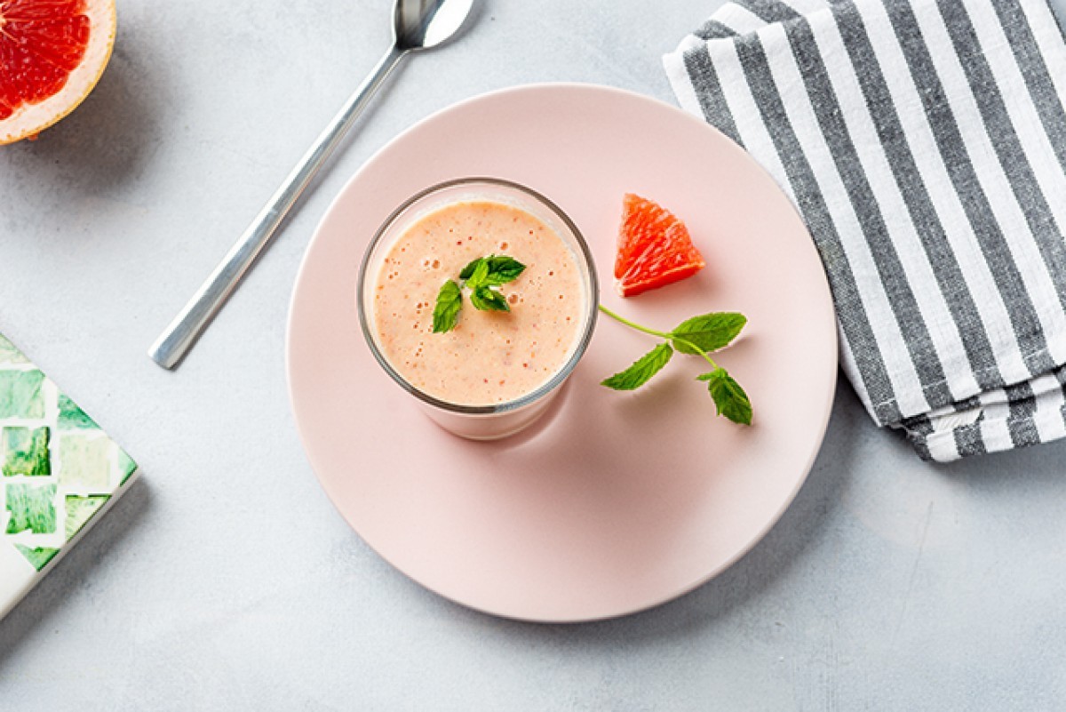 Oatflakes with yoghurt and grapefruit