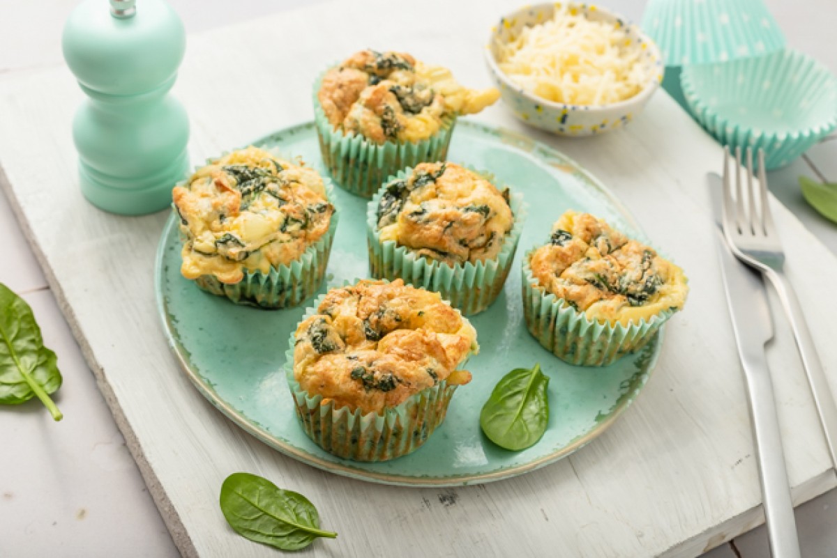 Muffins aux œufs, au fromage et aux épinards