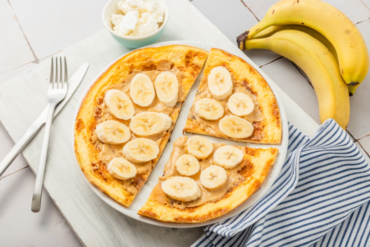 Omelette au fromage blanc, beurre de cacahuète et à la banane