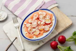 Carpaccio van gerookte zalm met radijs en fetakaas