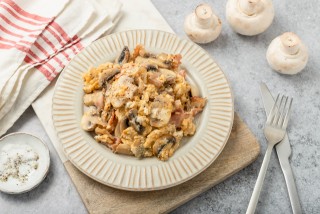 Uova strapazzate con funghi e pancetta