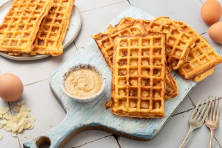 Waffle di farina di mandorle con mozzarella e burro di arachidi