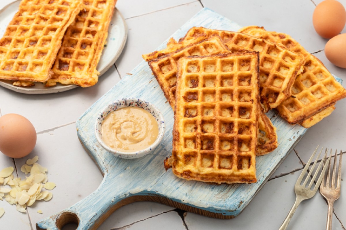 Waffle di farina di mandorle con mozzarella e burro di arachidi