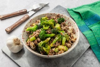 Carne bovina con broccoli e formaggio