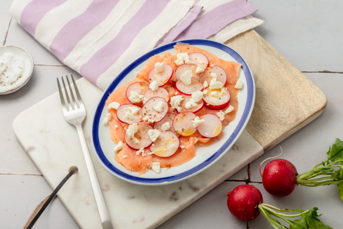 Carpaccio di salmone affumicato, ravanello e feta