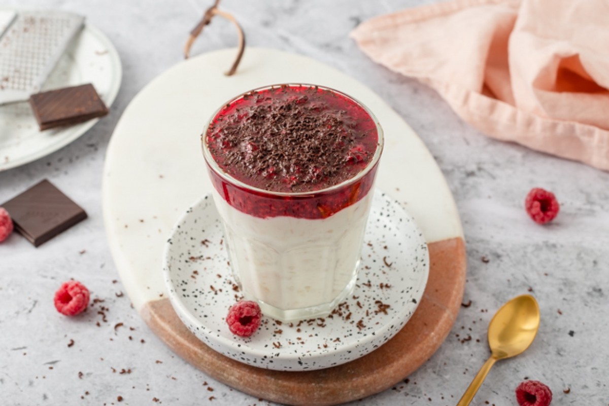 Skyr with raspberry sauce and chocolate flakes