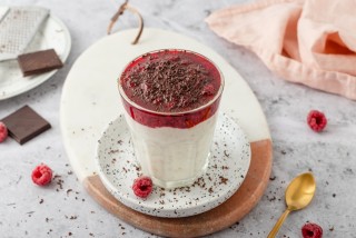 Skyr with raspberry sauce and chocolate flakes