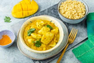 Pollo in salsa di mango e cocco con miglio